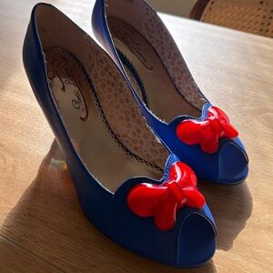 NWOT Poetic License London Blue Butterfly Love Rainbow Bow Peep Toe Heels Size 9